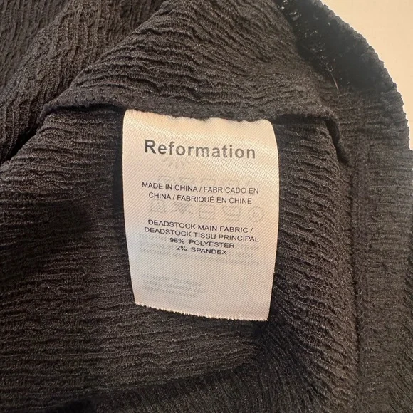 Elegant Black Sleeveless Dress - Picture 5 of 6